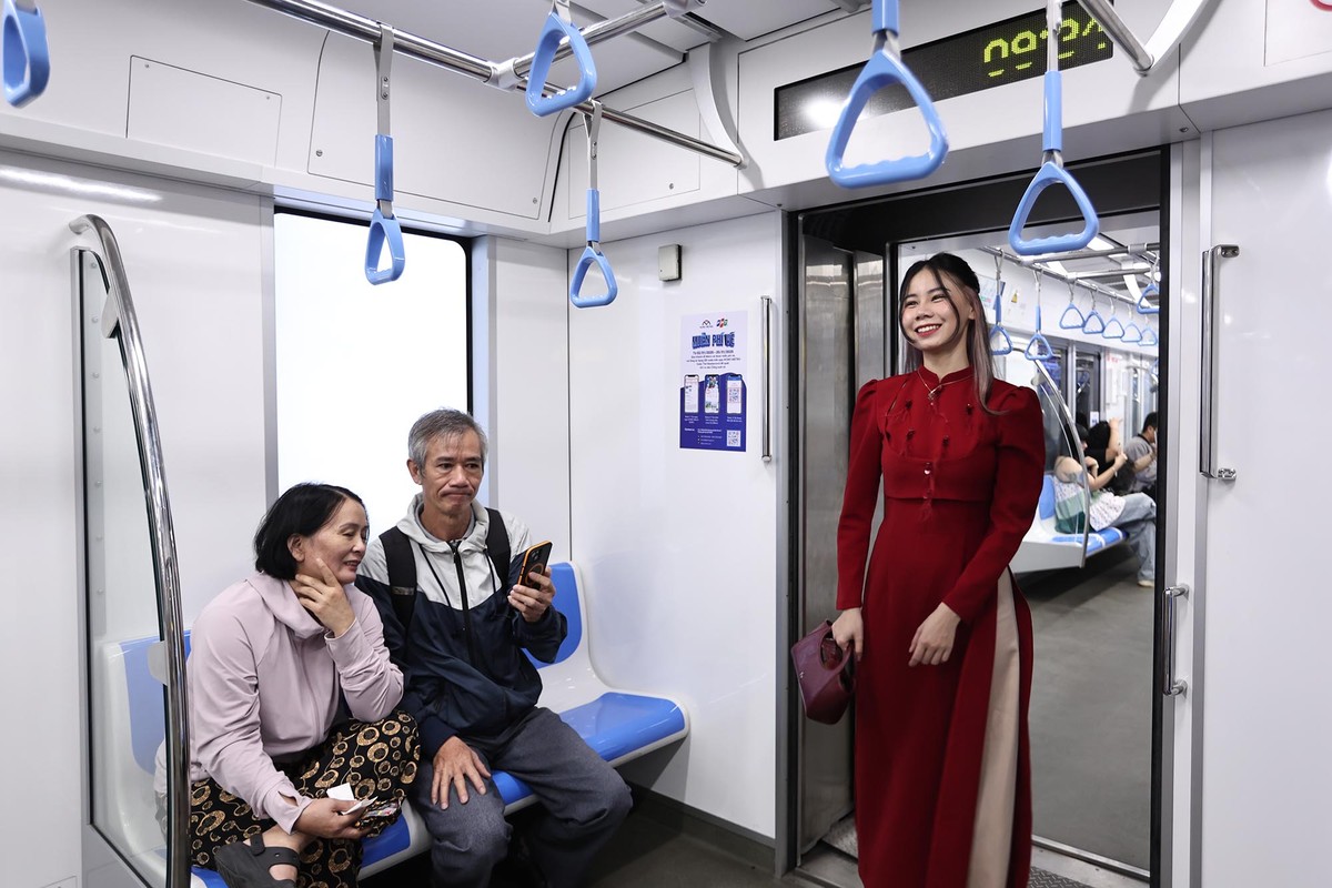 Chỗ ngồi thoải mái, hành khách di chuyển thuận lợi giữa các toa xe. Ngày 29/1/2025 (Mùng 1 Tết Ất Tỵ):Tàu chạy từ 0h30 đến 2h00 và từ 5h00 đến 22h00, tạo điều kiện cho người dân tham gia các hoạt động đón giao thừa và du xuân.