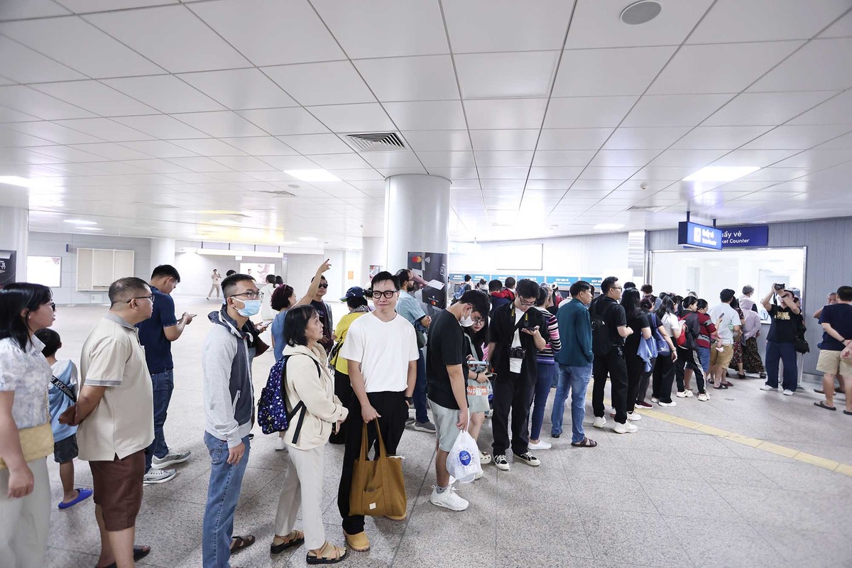 Nhiều đoàn du khách mua vé trực tiếp để tham quan các điểm đến dọc hành trình.