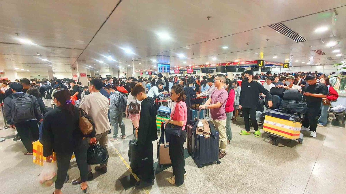 Dòng người xếp thành nhiều hàng kín Sân bay Tân Sơn Nhất để trở về quê những ngày cuối năm. Dòng người xếp thành nhiều hàng kín Sân bay Tân Sơn Nhất để trở về quê những ngày cuối năm.