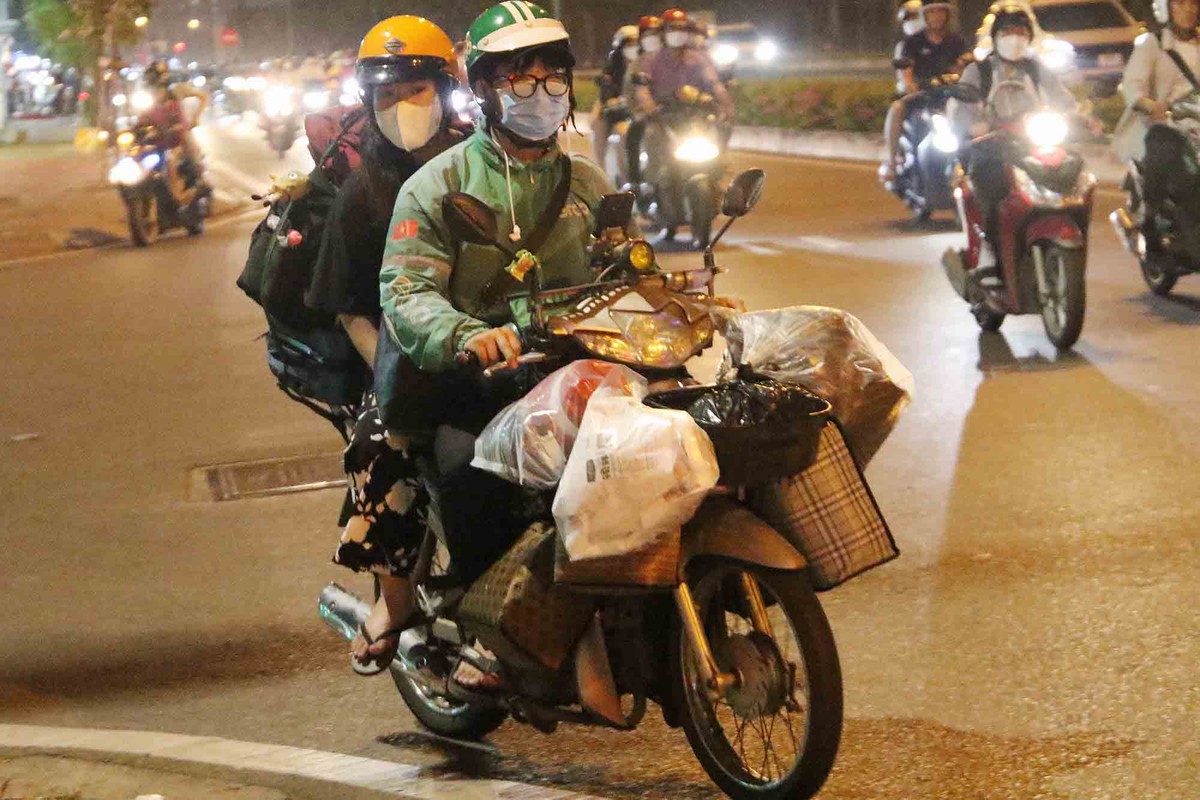 Nhiều gia đình quê gần hơn, thì lỉnh kỉnh đồ đạc về quê bằng xe máy trong đêm. Nhiều gia đình quê gần hơn, thì lỉnh kỉnh đồ đạc về quê bằng xe máy trong đêm.