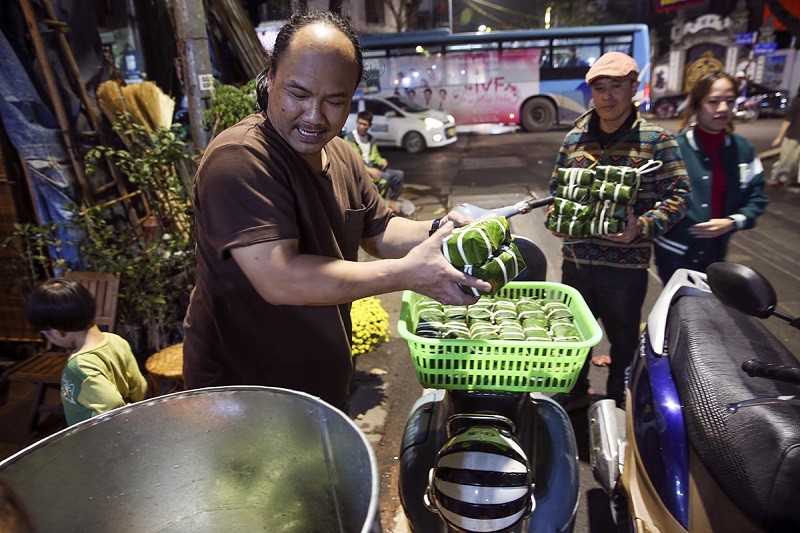 Công đoạn gói bánh được giao cho một người bạn của anh Nguyễn Đức sau đó bánh được chuyển đến để bắt đầu luộc vào lúc 18h