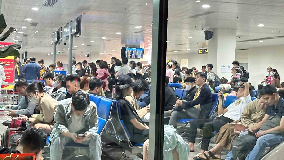 23h đêm 24/1, sảnh chờ nội địa vẫn còn rất đông người ngồi chờ bay. 23h đêm 24/1, sảnh chờ nội địa vẫn còn rất đông người ngồi chờ bay.