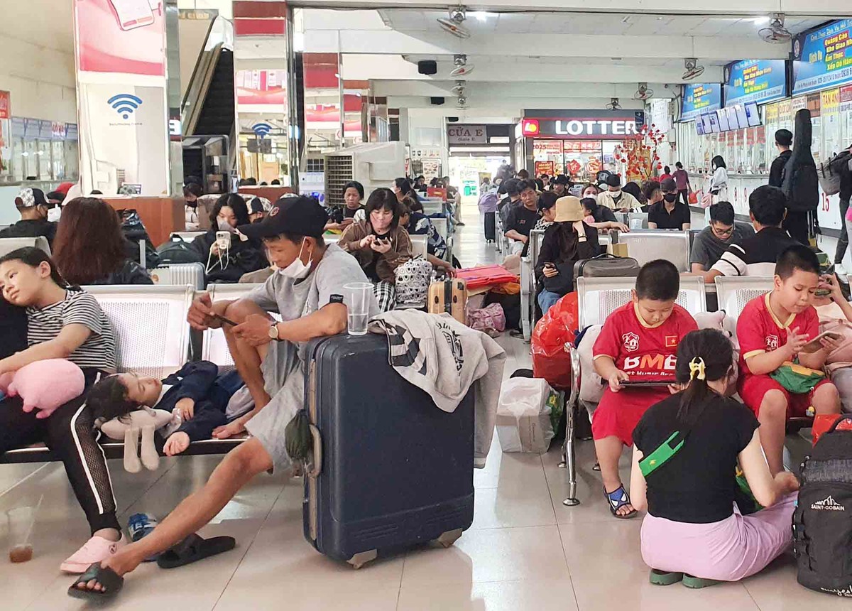 Tại bến xe Miền Đông cũ, nhiều gia đình đã ra từ sớm để về quê. Tại bến xe Miền Đông cũ, nhiều gia đình đã ra từ sớm để về quê.