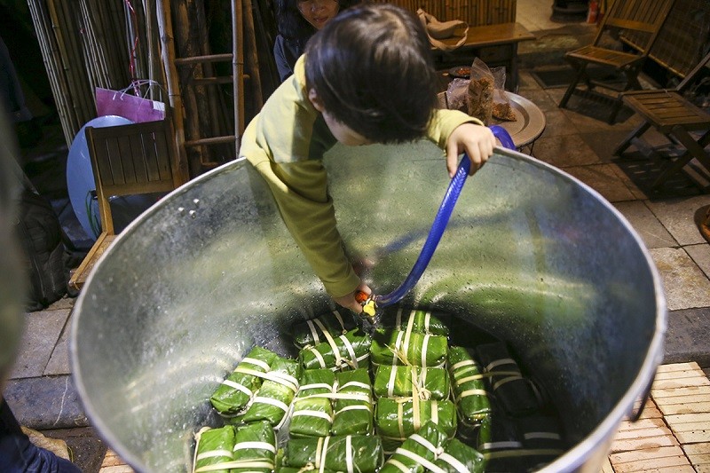 Bánh được đặt ngay ngắn và luôn đảm bảo phải đủ chặt để không bị nổi hoặc thiếu nước trong suốt quá trình luộc