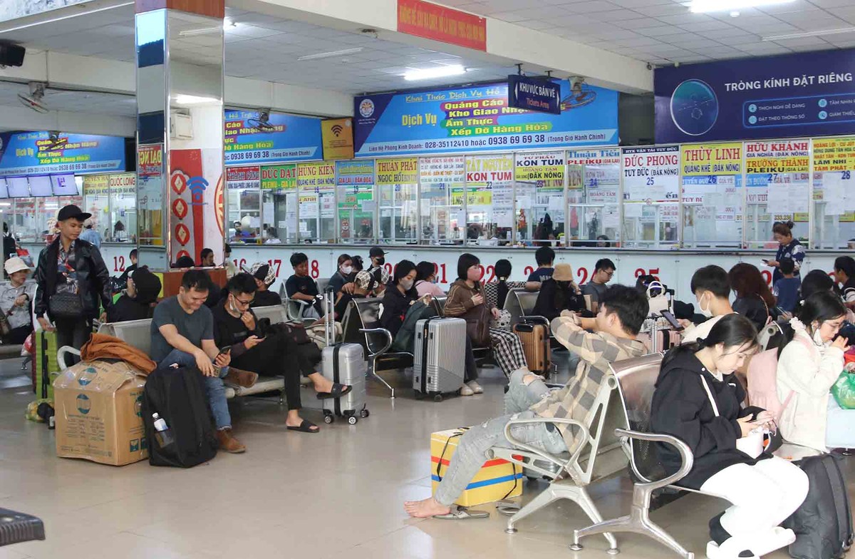Bến xe Miền Đông cũ có những chuyến xe chở khách về các tỉnh miền Đông. Bến xe Miền Đông cũ có những chuyến xe chở khách về các tỉnh miền Đông.