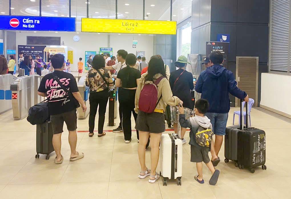 Năm nay, có tuyến Metro số 1, hành khách di chuyển ra bến xe Miền Đông mới rất tiện lợi để đi xe về các tỉnh miền Trung và miền Bắc. Năm nay, có tuyến Metro số 1, hành khách di chuyển ra bến xe Miền Đông mới rất tiện lợi để đi xe về các tỉnh miền Trung và miền Bắc.