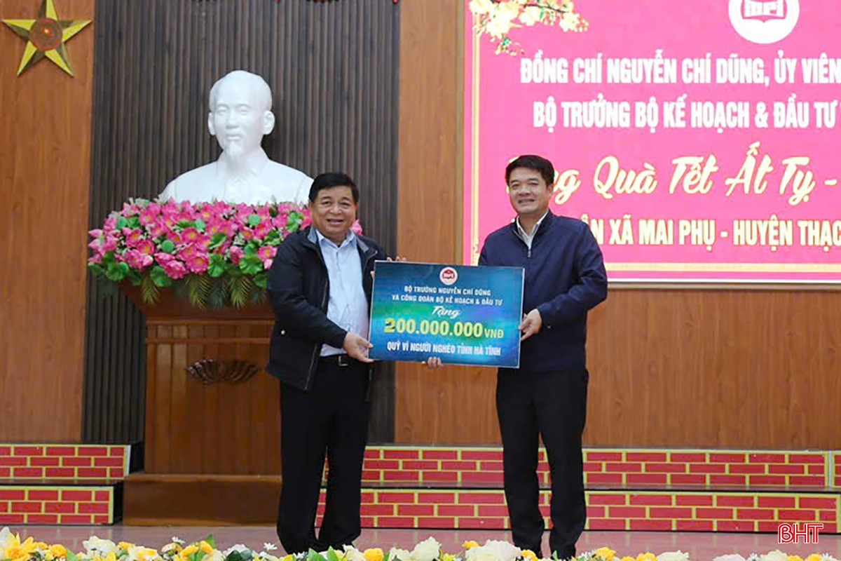 Bộ trưởng Nguyễn Chí Dũng trao biểu trưng tặng 200 triệu đồng cho Quỹ Vì người nghèo tỉnh Hà Tĩnh. (Ảnh: BHT) Bộ trưởng Nguyễn Chí Dũng trao biểu trưng tặng 200 triệu đồng cho Quỹ Vì người nghèo tỉnh Hà Tĩnh. (Ảnh: BHT)