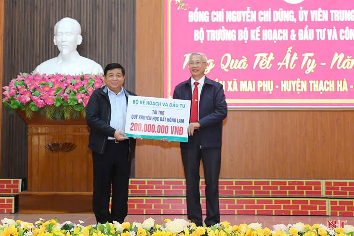 Bộ trưởng Nguyễn Chí Dũng trao tặng 200 triệu đồng cho Quỹ Khuyến học đất Hồng Lam. (Ảnh: BHT) Bộ trưởng Nguyễn Chí Dũng trao tặng 200 triệu đồng cho Quỹ Khuyến học đất Hồng Lam. (Ảnh: BHT)