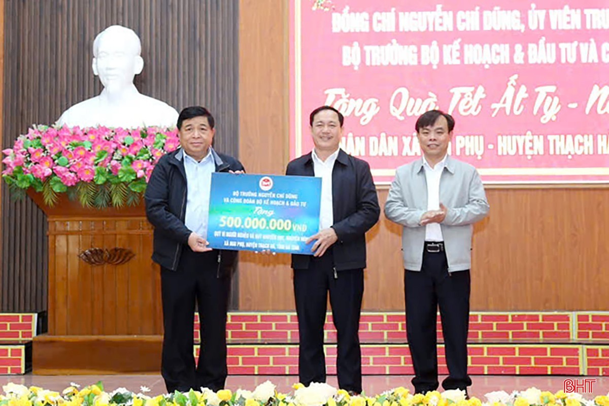 Bộ trưởng Nguyễn Chí Dũng trao biểu trưng tặng 500 triệu đồng cho xã Mai Phụ. (Ảnh: BHT) Bộ trưởng Nguyễn Chí Dũng trao biểu trưng tặng 500 triệu đồng cho xã Mai Phụ. (Ảnh: BHT)
