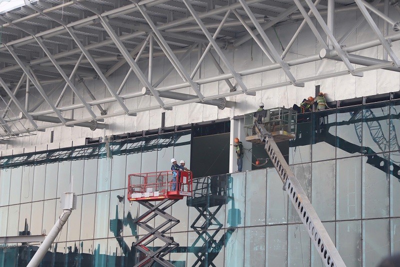 Những ngày giáp Tết, công nhân vẫn miệt mài hoàn thiện các hạng mục bên ngoài nhà ga T3, Sân bay Tân Sơn Nhất Những ngày giáp Tết, công nhân vẫn miệt mài hoàn thiện các hạng mục bên ngoài nhà ga T3, Sân bay Tân Sơn Nhất