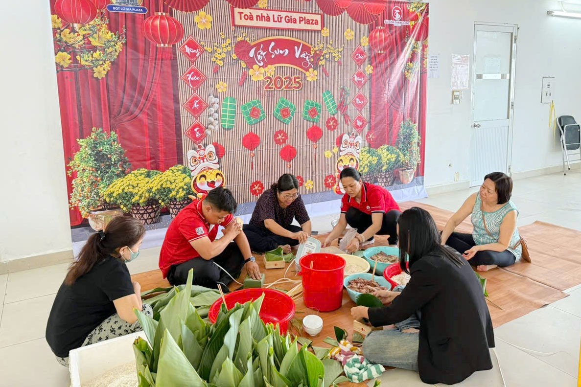 Đại diện Ban quản lý và Ban quản trị, cư dân chung cư Lữ Gia Plaza tổ chức gói bánh chưng đón Tết.