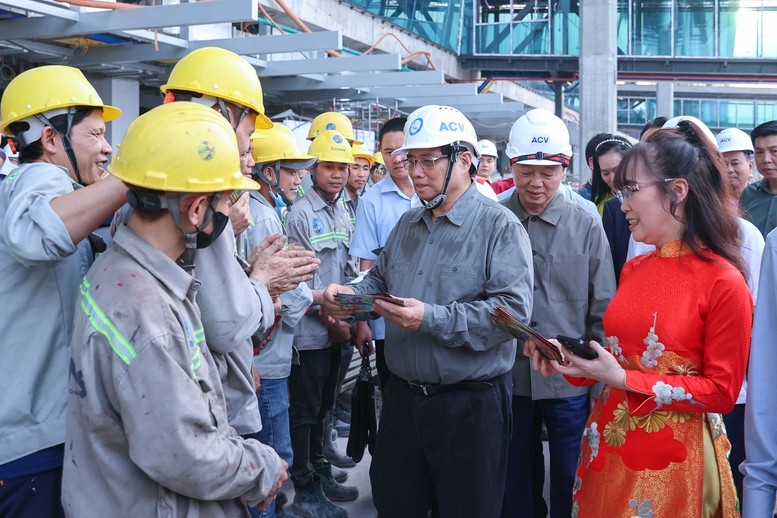 Thủ tướng Phạm Minh Chính động viên, chúc Tết và tặng quà công nhân thi công Dự án nhà ga T3 Sân bay Tân Sơn Nhất - Ảnh: VGP