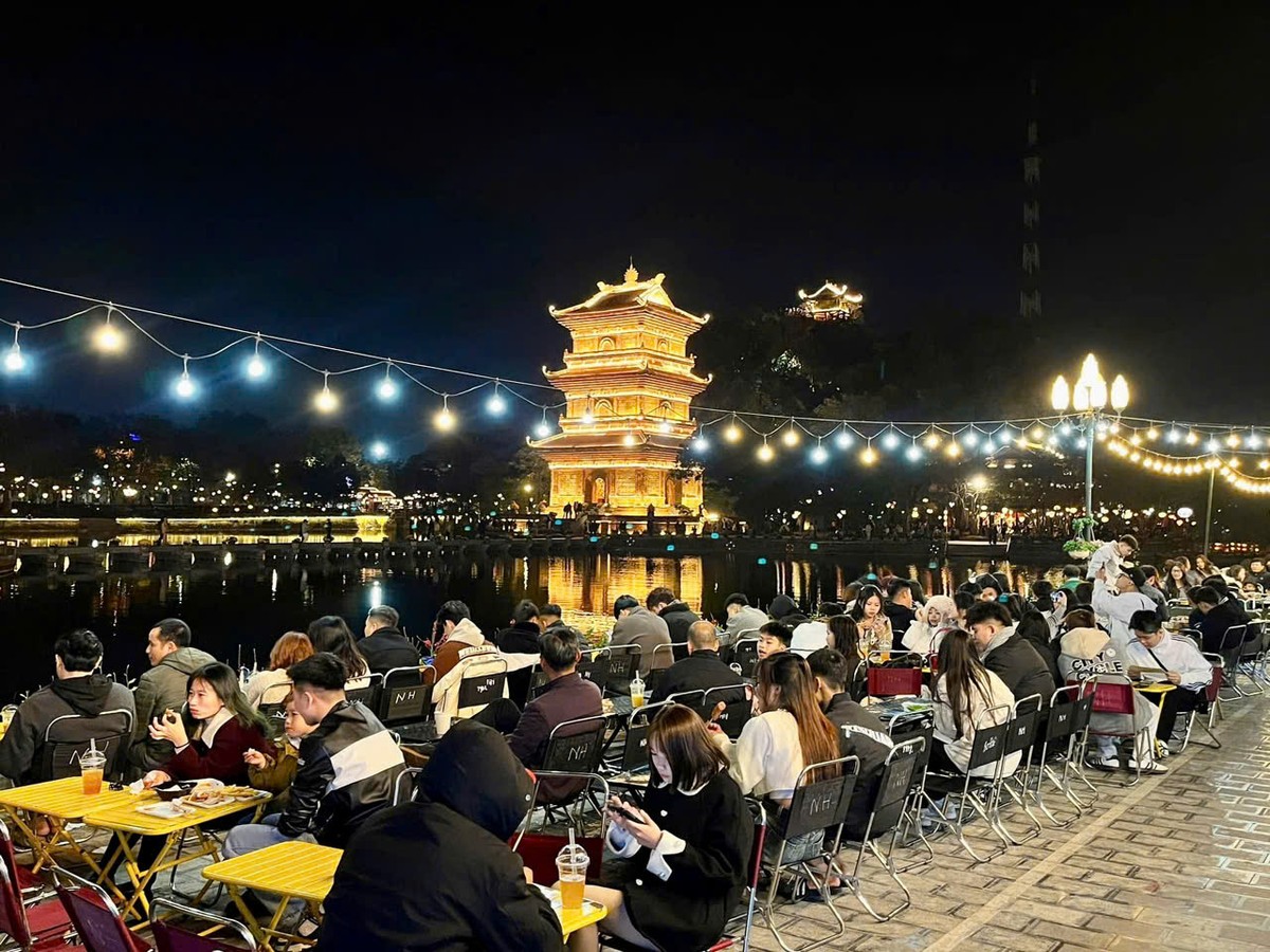 Lượng khách đông đúc thúc đẩy hoạt động Kl992 VIP Trang Chủ 2026 dịch vụ ăn uống, lưu niệm và các tour trải nghiệm