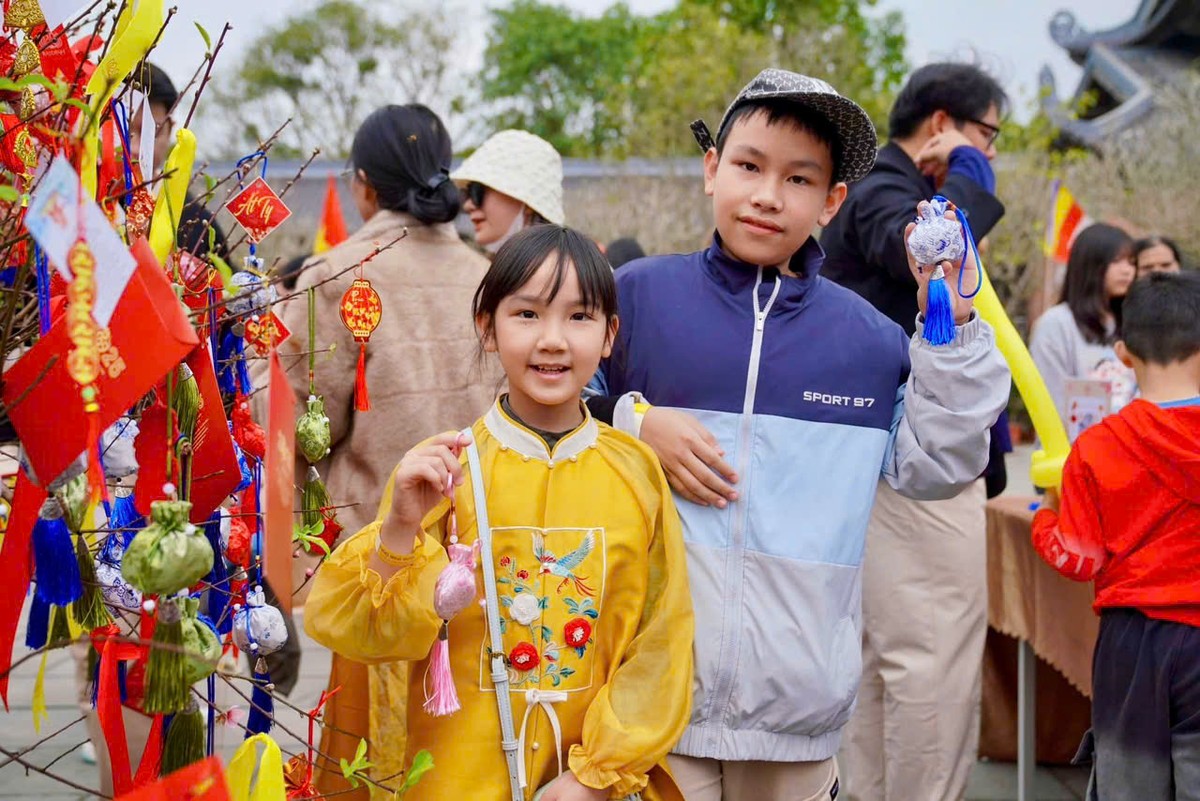 Du khách đến chiêm bái, thưởng ngoạn cảnh sắc tại chùa Bái Đính cầu mong một năm mới bình an, hạnh phúc