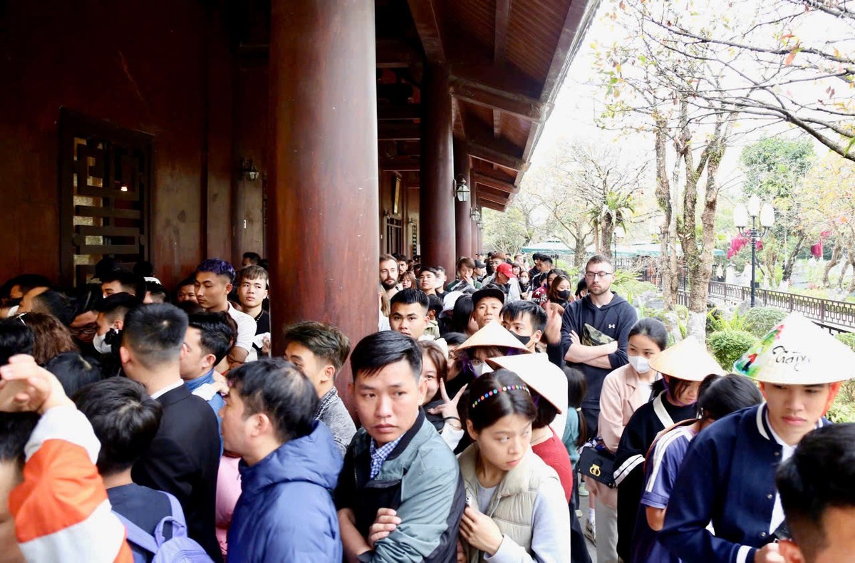 Du khách trong và ngoài nước xếp hàng xuống bến thuyền tại Khu du lịch sinh thái Tràng An. Ảnh Minh Đường