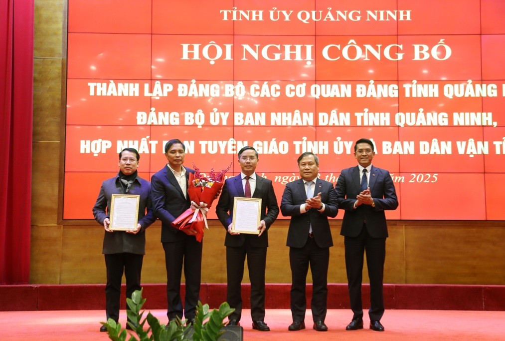 Bí thư Tỉnh ủy Quảng Ninh trao quyết định thành lập Đảng bộ UBND tỉnh Quảng Ninh. Ảnh: Thu Chung Bí thư Tỉnh ủy Quảng Ninh trao quyết định thành lập Đảng bộ UBND tỉnh Quảng Ninh. Ảnh: Thu Chung