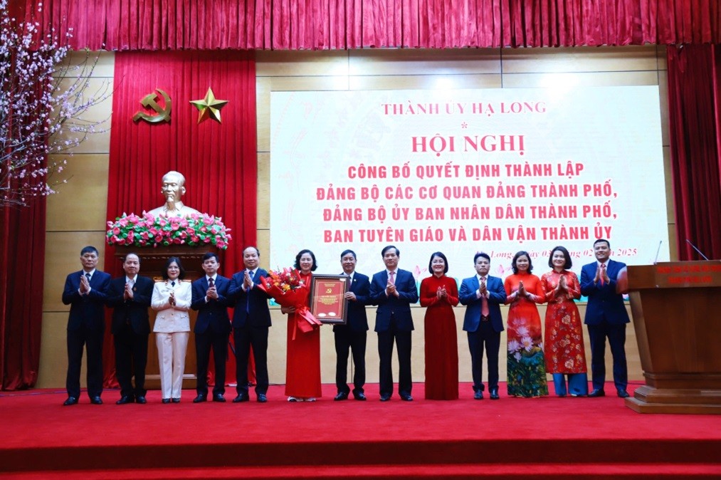 Ông Vũ Quyết Tiến, Bí thư Thành ủy Hạ Long trao Quyết định và tặng hoa chúc mừng Đảng bộ các cơ quan Đảng thành phố. Ảnh: Hoàng Nga Ông Vũ Quyết Tiến, Bí thư Thành ủy Hạ Long trao Quyết định và tặng hoa chúc mừng Đảng bộ các cơ quan Đảng thành phố. Ảnh: Hoàng Nga