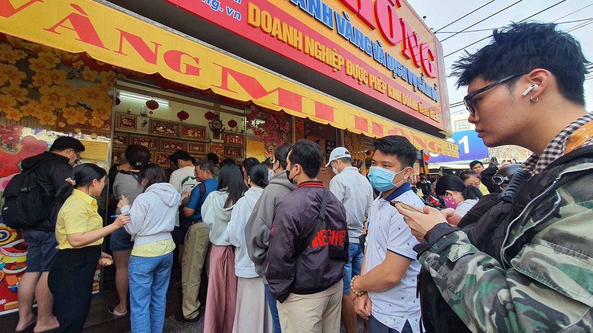 Người dân xếp hàng để vào cửa hàng vàng ở chợ Bà Chiểu, quận Bình Thạnh.