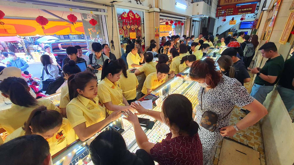 Hệ thống cửa hàng vàng Mi Hồng tấp nập từ sáng đến trưa.