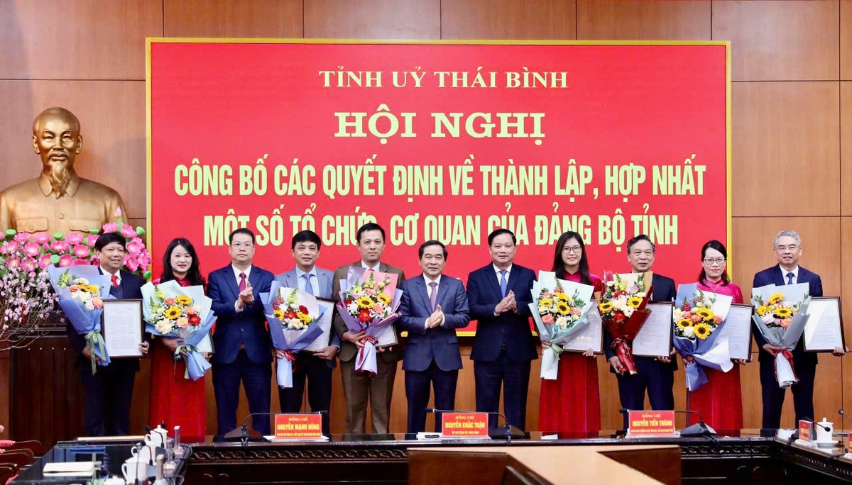 Thường trực Tỉnh ủy Thái Bình trao Quyết định hợp nhất và tặng hoa chúc mừng lãnh đạo Ban Tuyên giáo và Dân vận Tỉnh ủy.