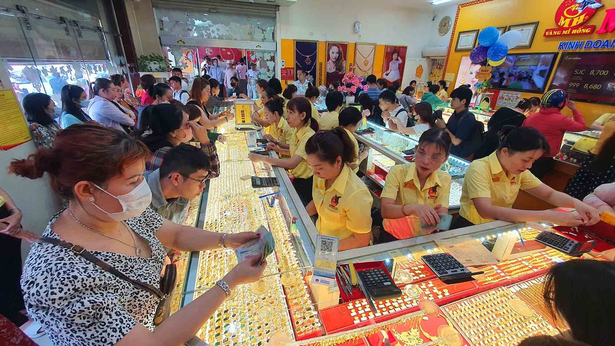 Khách xuống tiền mua vàng.
