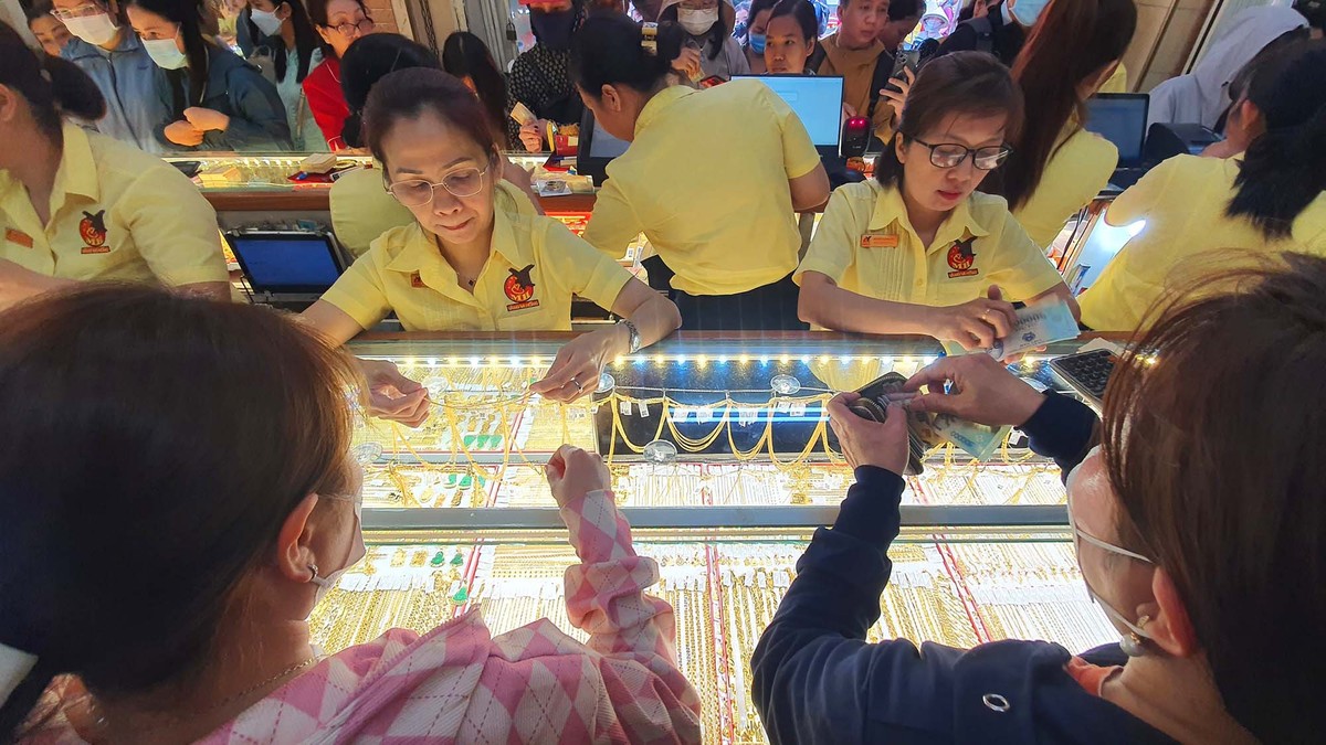 Sáng 7/2 (mùng 10 tháng Giêng, đúng ngày vía Thần Tài), giá vàng miếng SJC tăng mạnh trở lại. Các công ty SJC, PNJ, DOJI, Bảo Tín Minh Châu đồng loạt tăng giá mua vàng miếng SJC lên 86,5 triệu đồng/lượng, bán ra 90 triệu đồng/lượng, tăng trở lại 400.000 đồng/lượng so với cuối ngày hôm qua.