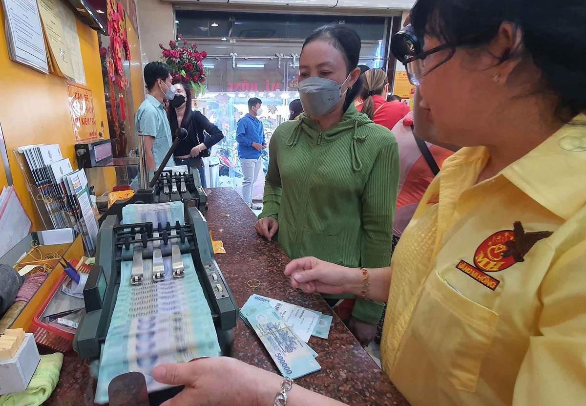 Ngày vía Thần Tài (mùng 10 tháng Giêng Âm lịch) được coi là ngày xin "lộc buôn, lộc bán" lớn nhất trong năm. Nhiều người cho rằng mua vàng vào ngày này sẽ mang lại may mắn, tài lộc cho cả năm.