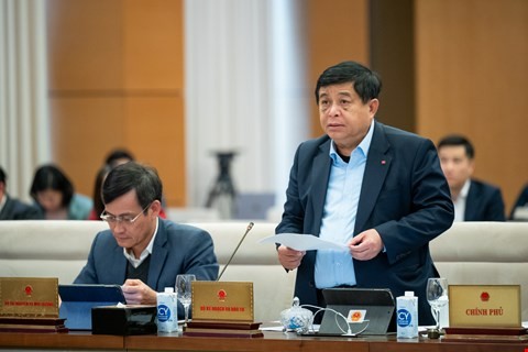 Bộ trưởng Bộ Kế hoạch và Kl99ok phiên bản mới Nguyễn Chí Dũng trình bày tờ trình.