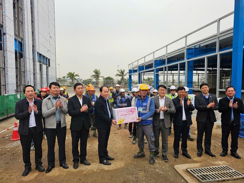 Lãnh đạo TP. Hải Phòng tặng quà công nhân trên công trường xây dựng Nhà máy Kl994 nhà cái bóng đá world cup vật liệu phân hủy sinh học công nghệ cao ECOVANCE