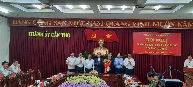 Lãnh đạo Ban Tổ chức Trung ương, Thường trực Thành ủy Cần Thơ và Thường trực Tỉnh ủy Hậu Giang tặng hoa chúc mừng ông Trương Cảnh Tuyên