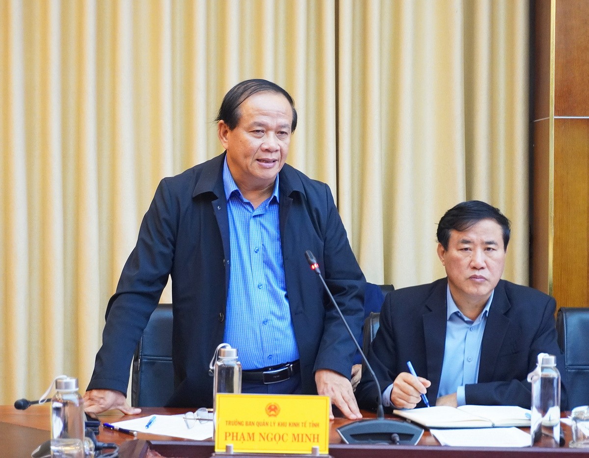 Ông Phạm Ngọc Minh, Trưởng BQL Khu Kl992 cổng game cá cược Quảng Trị báo cáo về các phương án điều chỉnh. Ảnh: Nhật Trường