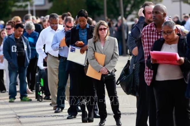 Người lao động chờ tìm việc tại hội chợ việc làm ở Uniondale, New York (Mỹ). Ảnh: Reuters/TTXVN