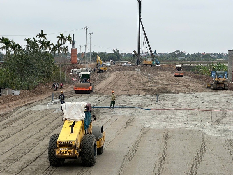 Nhà thầu tập trung thi công cầu vượt sông Hóa