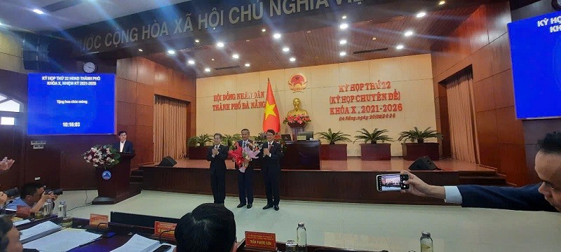 Bí thư Thành ủy Đà Nẵng Nguyễn Văn Quảng (trái) và ông Ngô Xuân Thắng, Chủ tịch HĐND thành phố Đà Nẵng tặng hoa chúc mừng ông Đoàn Ngọc Hùng Anh được bầu giữ chức Phó chủ tịch HĐND thành phố nhiệm kỳ 2021 - 2026. Ảnh: Linh Đan