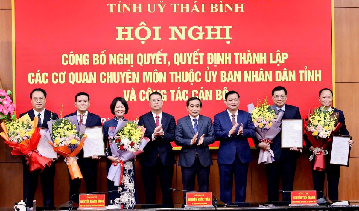 Thường trực Tỉnh ủy Thái Bình trao quyết định, tặng hoa chúc mừng các cán bộ được bổ nhiệm, phân công giữ chức vụ giám đốc các sở vừa thành lập.