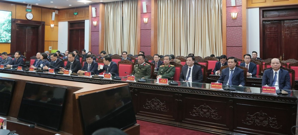 Lãnh đạo tỉnh Thái Bình và các đại biểu dự hội nghị.