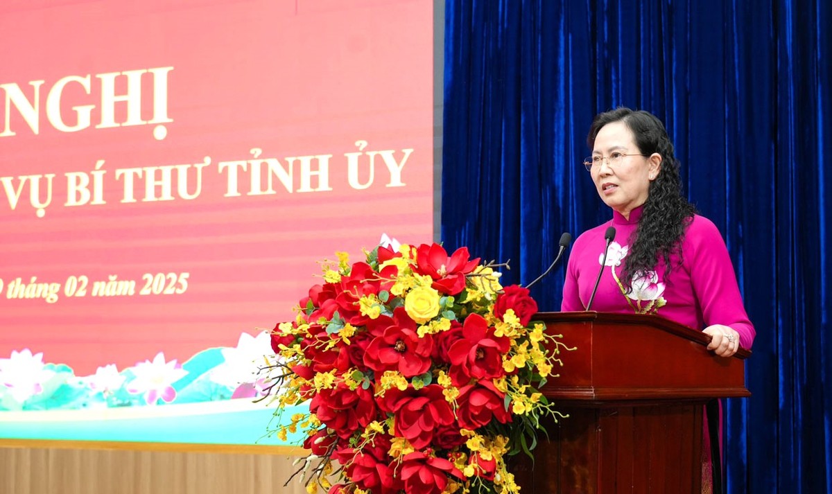 Ủy viên Trung ương Đảng, Phó Bí thư chuyên trách Đảng ủy Kl993 ưu đãi thưởng hấp dẫn Lê Thị Thủy phát biểu tại hội nghị. Ảnh: Báo Hà Nam