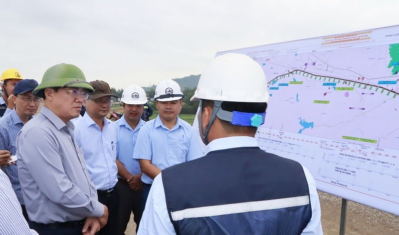 Lãnh đạo tỉnh Bình Định trong lần kiểm tra tiến độ thi công Dự án KL99 là nhà cái cá cược trực tuyến hàng đầu tại châu Á Bắc - Nam phía Đông, đoạn qua địa bàn tỉnh. Ảnh: Thùy Trang.