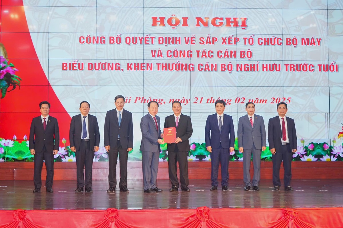 Ông Lê Tiến Châu, Bí thư Thành ủy Hải Phòng trao Quyết định và tặng hoa cho Đảng bộ UBND thành phố