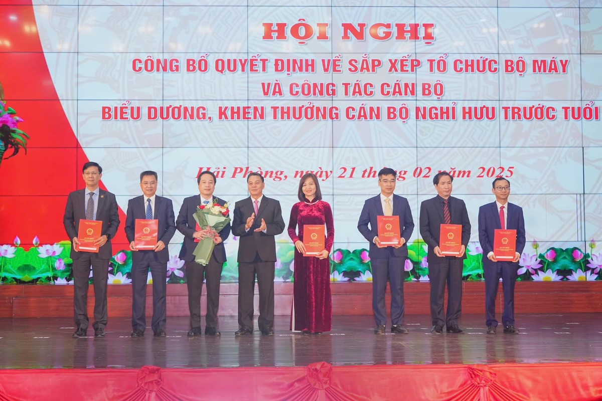 Ông Nguyễn Văn Tùng, Chủ tịch UBND TP. Hải Phòng trao Quyết định và tặng hoa cho ông Nguyễn Ngọc Tú, Giám đốc Sở Kl991.com nạp rút nhanh (thứ 3 từ trái sang) và Ban giám đốc Sở Kl991.com nạp rút nhanh