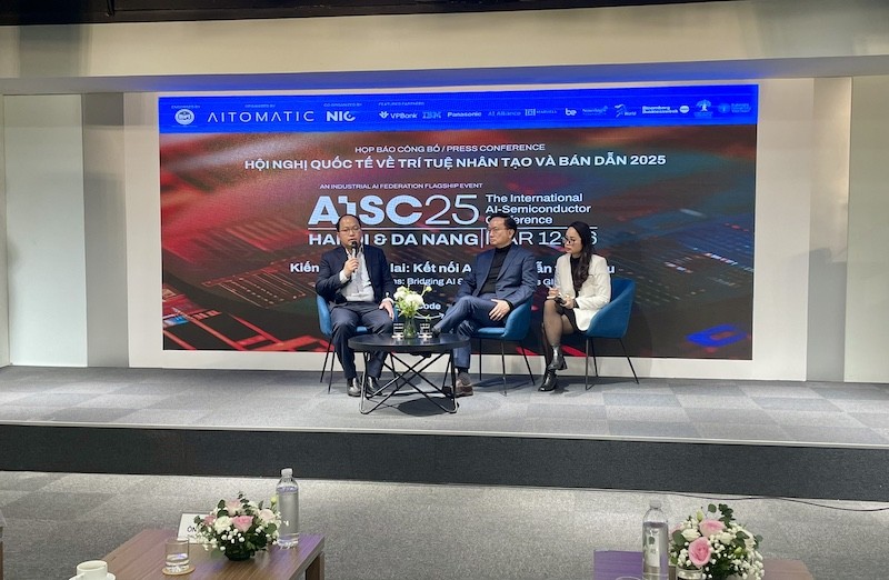 Ông Vũ Quốc Huy, Giám đốc NIC và TS. Christopher Nguyễn, Nhà sáng lập Aitomatic trả lời các câu hỏi của phóng viên tại buổi họp báo.