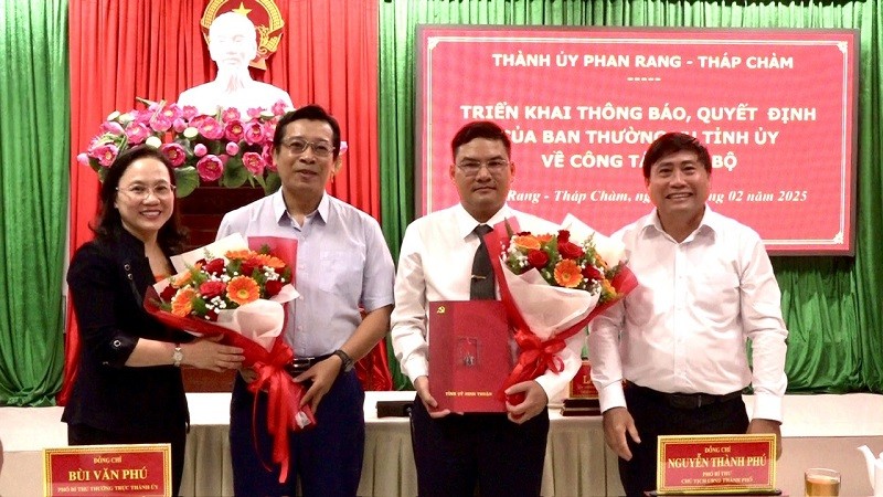 Ông Nguyễn Thành Phú, Phó bí thư Thành ủy, Chủ tịch UBND TP. Phan Rang - Tháp Chàm (thứ 2 từ trái sang) nhận quyết định điều động, chỉ định giữ chức vụ Giám đốc Sở Kl991.com nạp rút nhanh. Ảnh: Văn Chân.