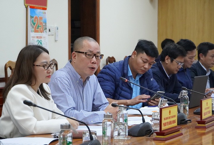 Đại diện lãnh đạo Công ty CP Kl99ok phiên bản mới và Phát triển Chân Trời Mới đề xuất nghiên cứu các dự án tại buổi làm việc
