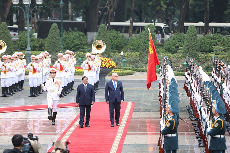 Thủ tướng Phạm Minh Chính và Thủ tướng New Zealand Christopher Luxon duyệt Đội danh dự Quân đội nhân dân Việt Nam.