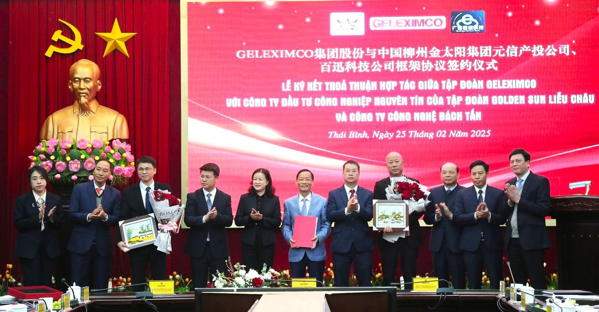 Phó Bí thư Tỉnh uỷ, Chủ tịch UBND tỉnh Thái Bình Nguyễn Mạnh Hùng tặng hoa và quà chúc mừng các nhà Kl99ok phiên bản mới tại lễ ký kết.