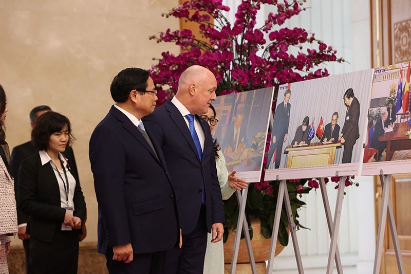 Thủ tướng Phạm Minh Chính và Thủ tướng New Zealand Christopher Luxon cùng tham quan trưng bày ảnh về đất nước, con người và quan hệ tốt đẹp Việt Nam - New Zealand.
