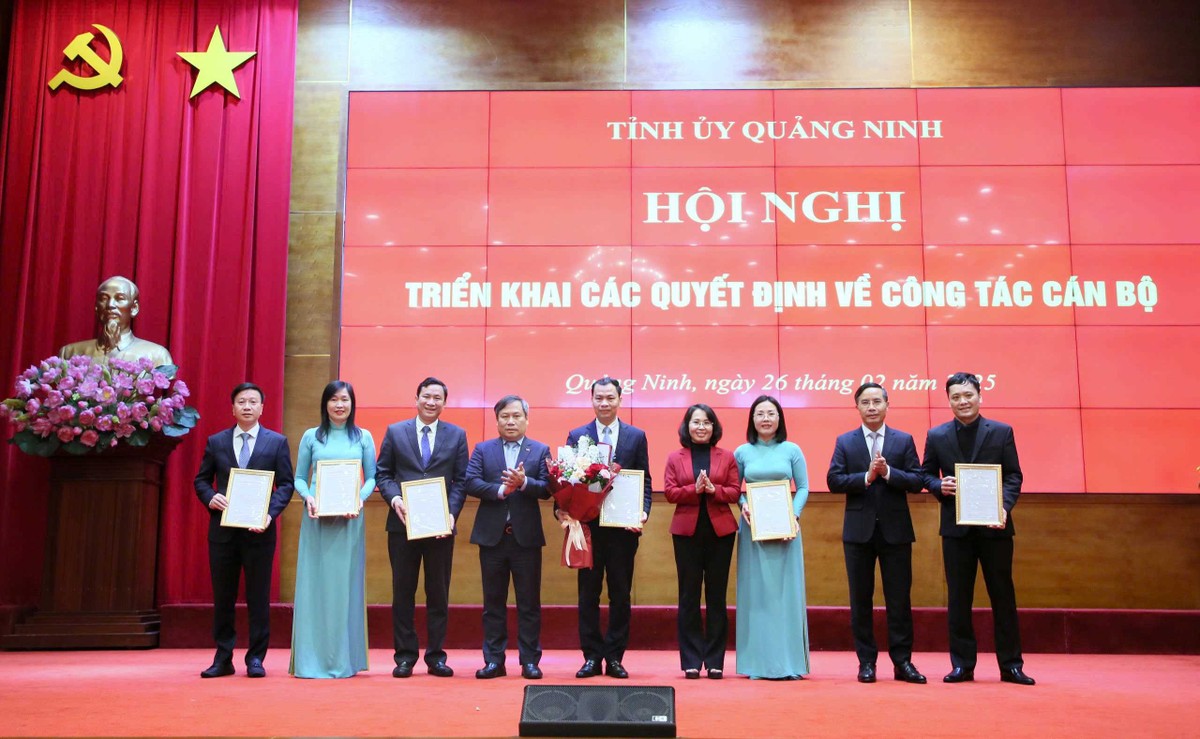 Thường trực Tỉnh ủy Quảng Ninh trao quyết định thành lập Sở Kl991.com nạp rút nhanh. Ảnh: Quảng Ninh Portal