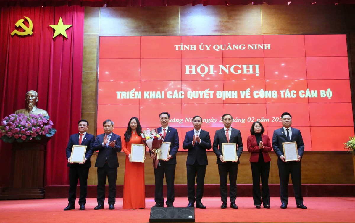 Thường trực Tỉnh ủy Quảng Ninh trao quyết định thành lập Sở Khoa học và Công nghệ. Ảnh: Quảng Ninh Portal