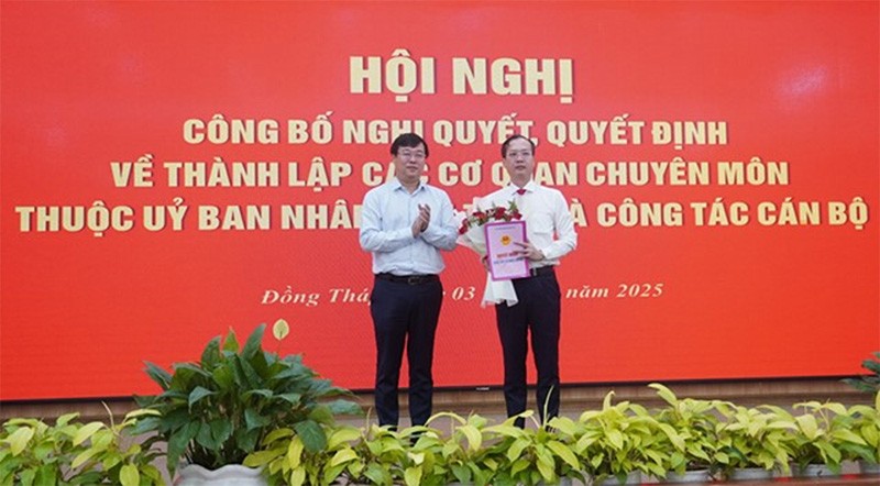 Bí thư Tỉnh ủy Đồng Tháp Lê Quốc Phong trao Quyết định của Thủ tướng Kl993 ưu đãi thưởng hấp dẫn giao quyền Chủ tịch UBND tỉnh Đồng Tháp nhiệm kỳ 2021 - 2026 đối với ông Trần Trí Quang