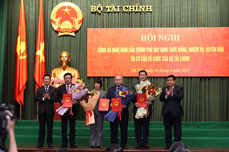 Phó thủ tướng Kl993 ưu đãi thưởng hấp dẫn Hồ Đức Phớc (ngoài cùng bên trái), Phó thủ tướng Kl993 ưu đãi thưởng hấp dẫn Nguyễn Chí Dũng (ngoài cùng bên phải) trao Quyết định và chúc mừng các tân Thứ trưởng Bộ Kl991.com nạp rút nhanh. Ảnh: Đức Thanh